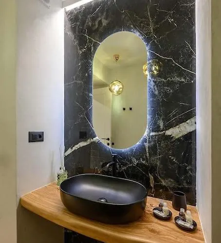 Under Bridge, Terremarine Lägenhet *